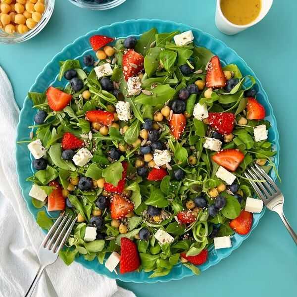 طبق يحتوي على طعام صحي وخضروات طبيعية